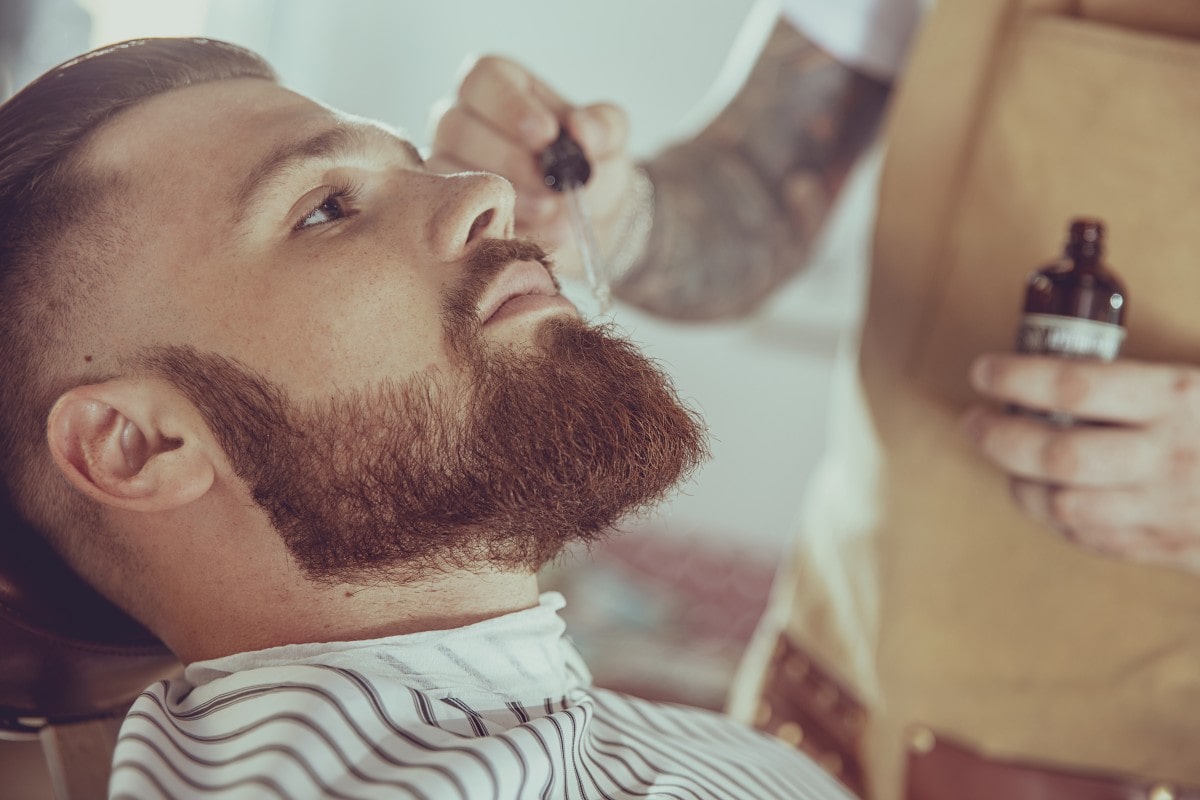 Barberare med skäggolja