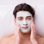 Man med ansiktsmask