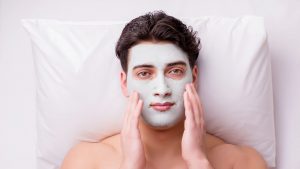 Man med ansiktsmask