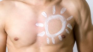 Man med solkräm