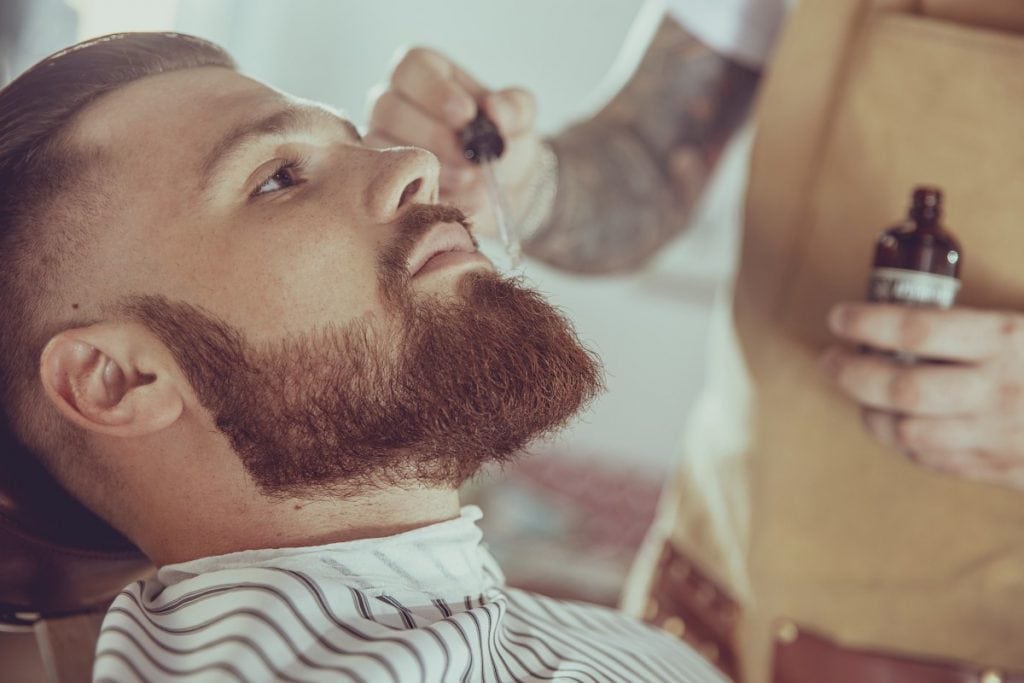 Barberare med skäggolja